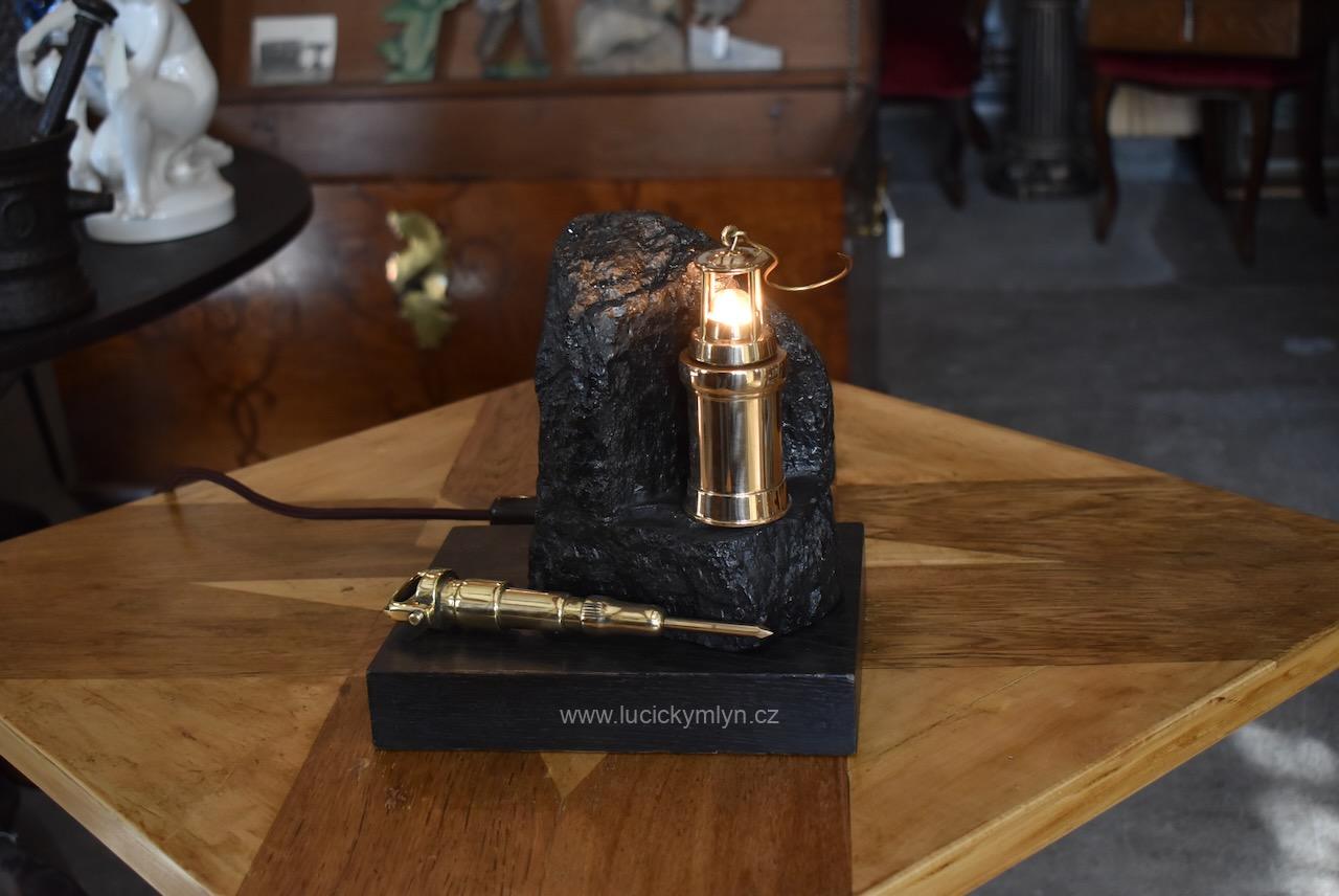 Sběratelská zajímavost a svým náročnějším provedením i prvorepubliková kuriozita - starožitná hornická lampička či stolní dekorace s větším kusem kamenného uhlí mosaznou důlní lampou a věrnou zdrobnělinou pneumatické sbíječky (Kopírovat) Starožitná hornická stolní lampička s kusem uhlí, mosaznou důlní lampou a sbíječkou