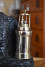 Starožitná hornická stolní lampička s kusem uhlí, mosaznou důlní lampou a sbíječkou