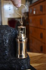Starožitná hornická stolní lampička s kusem uhlí, mosaznou důlní lampou a sbíječkou