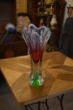 Skleněná váza Chřibská Josef Hospodka s organickým tvarem a barevnými přechody ze 60. let