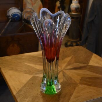 Skleněná váza Chřibská Josef Hospodka s organickým tvarem a barevnými přechody ze 60. let