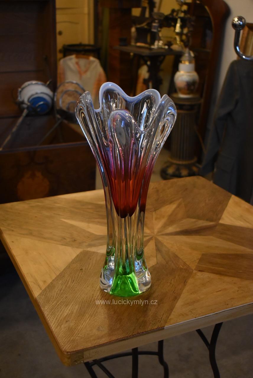 Vysoká a štíhlá vegetabilně ztvárněná ledově průsvitná i pestře zbarvená sběratelská skleněná váza, výšky 37 cm - Chřibská, design Josef Hospodka, 60. léta 20. stol. Skleněná váza Chřibská Josef Hospodka s organickým tvarem a barevnými přechody ze 60. let