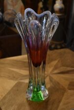 Skleněná váza Chřibská Josef Hospodka s organickým tvarem a barevnými přechody ze 60. let