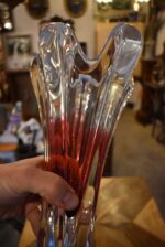 Skleněná váza Chřibská Josef Hospodka s organickým tvarem a barevnými přechody ze 60. let