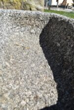 Starožitné ručně sekané žulové koryto délky 63 cm s letitou patinou.