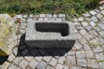 Starožitné ručně sekané žulové koryto délky 63 cm s letitou patinou.
