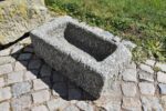 Starožitné ručně sekané žulové koryto délky 63 cm s letitou patinou.