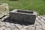 Starožitné ručně sekané žulové koryto délky 63 cm s letitou patinou.