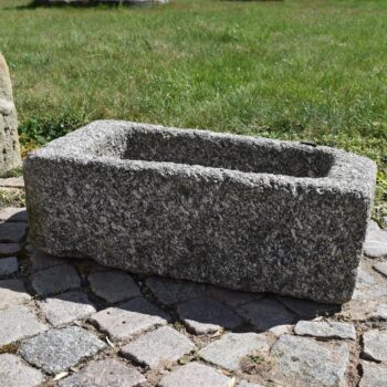 Starožitné ručně sekané žulové koryto délky 63 cm s letitou patinou.