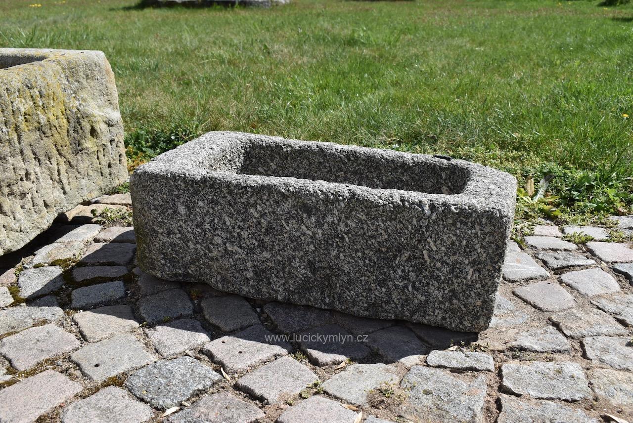 Menší a hezky omšelé starožitné sekané koryto ze světlé masivní žuly o délce 63 cm a váze 90 kg - bez problémů a bezpečně můžeme zaslat zabalené na paletě až k Vám domů (Kopírovat) Starožitné ručně sekané žulové koryto délky 63 cm s letitou patinou.