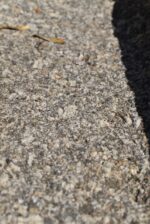 Starožitné ručně sekané žulové koryto délky 63 cm s letitou patinou.