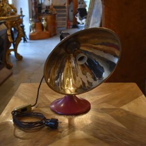 Prvorepubliková industriální stolní lampa s hliníkovým stínidlem a bakelitovou zástrčkou.