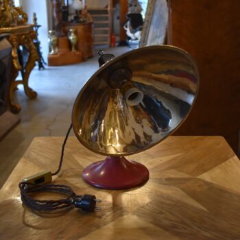 Prvorepubliková industriální stolní lampa s hliníkovým stínidlem a bakelitovou zástrčkou.