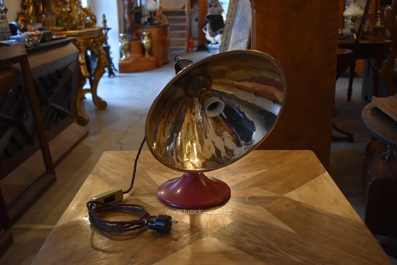 Vkusná praktická i robustní stolní prvorepubliková industriální lampa s široce rozevřeným kulatým stínidlem z tlačeného a leštěného hliníku Prvorepubliková industriální stolní lampa s hliníkovým stínidlem a bakelitovou zástrčkou.