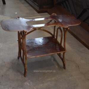 Starožitný litinový stolek ve vzdušném secesním stylu, původně podstavec pro vařič Nestor Martin.