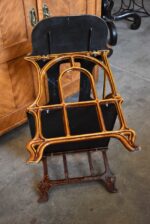 Starožitný litinový stolek ve vzdušném secesním stylu, původně podstavec pro vařič Nestor Martin.