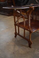 Starožitný litinový stolek ve vzdušném secesním stylu, původně podstavec pro vařič Nestor Martin.