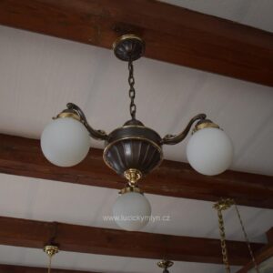 Starožitný prvorepublikový tří-ramenný lustr z patinované mosazi s mléčnými skleněnými koulemi.