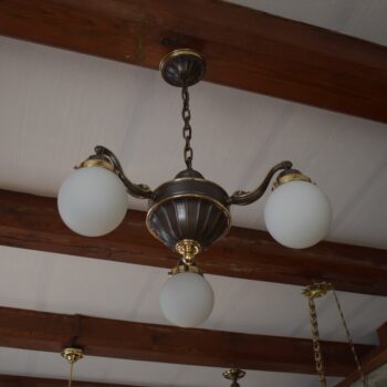 Starožitný prvorepublikový tří-ramenný lustr z patinované mosazi s mléčnými skleněnými koulemi.