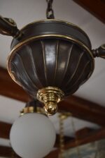 Starožitný prvorepublikový tří-ramenný lustr z patinované mosazi s mléčnými skleněnými koulemi.