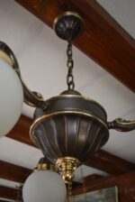 Starožitný prvorepublikový tří-ramenný lustr z patinované mosazi s mléčnými skleněnými koulemi.