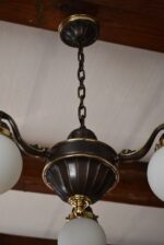 Starožitný prvorepublikový tří-ramenný lustr z patinované mosazi s mléčnými skleněnými koulemi.