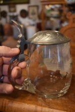 Starožitný dárkový půllitr Josef s cínovou montáží a ručně malovaným selským motivem