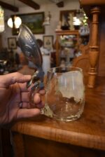 Starožitný dárkový půllitr Josef s cínovou montáží a ručně malovaným selským motivem