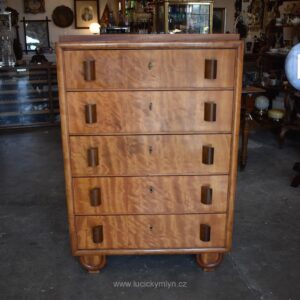 Ojedinělý rondokubistický manžetník s pěti zásuvkami a kořenicovou dýhou.