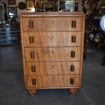 Ojedinělý rondokubistický manžetník s pěti zásuvkami a kořenicovou dýhou.