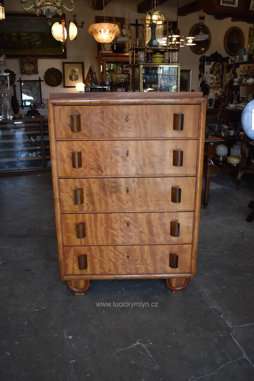 Zcela ojedinělý a stylově jedinečný navrhovaný rondokubistický nábytek - vysoká komoda či tzv. manžetník s pěti zásuvkami ze závěru 1. 1/3 20. stol. (Kopírovat) Ojedinělý rondokubistický manžetník s pěti zásuvkami a kořenicovou dýhou.