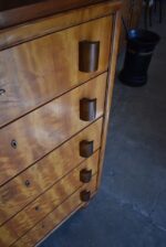 Ojedinělý rondokubistický manžetník s pěti zásuvkami a kořenicovou dýhou.