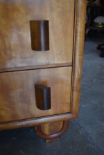 Ojedinělý rondokubistický manžetník s pěti zásuvkami a kořenicovou dýhou.