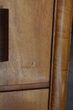 Ojedinělý rondokubistický manžetník s pěti zásuvkami a kořenicovou dýhou.