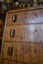 Ojedinělý rondokubistický manžetník s pěti zásuvkami a kořenicovou dýhou.