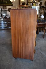 Ojedinělý rondokubistický manžetník s pěti zásuvkami a kořenicovou dýhou.