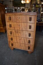 Ojedinělý rondokubistický manžetník s pěti zásuvkami a kořenicovou dýhou.