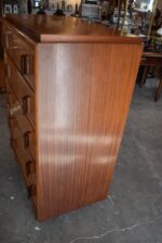 Ojedinělý rondokubistický manžetník s pěti zásuvkami a kořenicovou dýhou.