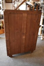 Ojedinělý rondokubistický manžetník s pěti zásuvkami a kořenicovou dýhou.