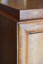 Ojedinělý rondokubistický manžetník s pěti zásuvkami a kořenicovou dýhou.