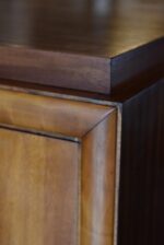 Ojedinělý rondokubistický manžetník s pěti zásuvkami a kořenicovou dýhou.