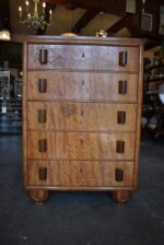 Ojedinělý rondokubistický manžetník s pěti zásuvkami a kořenicovou dýhou.