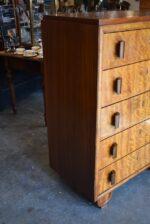 Ojedinělý rondokubistický manžetník s pěti zásuvkami a kořenicovou dýhou.