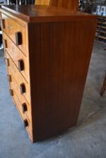 Ojedinělý rondokubistický manžetník s pěti zásuvkami a kořenicovou dýhou.