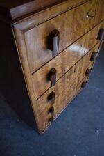 Ojedinělý rondokubistický manžetník s pěti zásuvkami a kořenicovou dýhou.