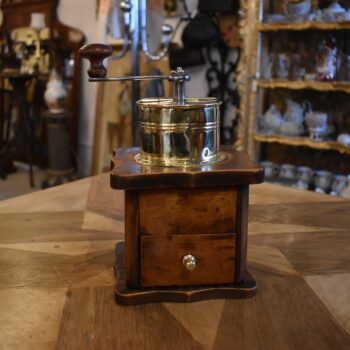 Starožitný biedermeierovský kávomlýnek z ořechového dřeva s mosaznou válcovou násypkou.