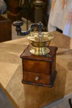Starožitný biedermeierovský kávomlýnek z ovocného dřeva s mosaznou násypkou