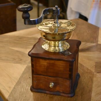 Starožitný biedermeierovský kávomlýnek z ovocného dřeva s mosaznou násypkou