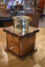 Starožitný biedermeierovský kávomlýnek z ořechového dřeva s mosaznou válcovou násypkou.