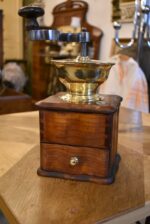 Starožitný biedermeierovský kávomlýnek z ovocného dřeva s mosaznou násypkou